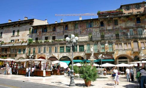 Veronas hjerte, Piazza delle Erbe, er en ytterst sjarmerende og livlig plass. Foto: Dan Kamminga / Wikipedia Verona, Arena, Piazza delle Erbe, Piazza Signori, Piazza Bra, Unescos liste over Verdensarven, romerriket, antikken, historiske bydeler, gamlebyen, Veneto, Nord-Italia, Italia