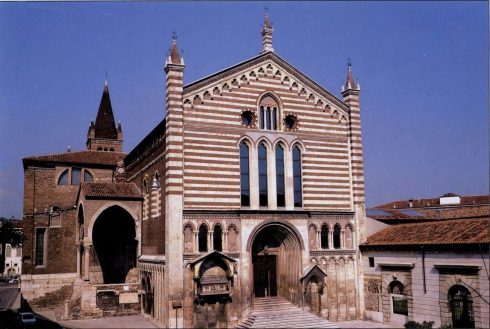 San Fermo består av to kirkebygg - en romansk fra 1.000-tallet og en gotisk fra 1.300-tallet. Foto: YukioSanjo / Wikipedia Verona, San Fermo, Arena, Piazza delle Erbe, Piazza Signori, Piazza Bra, Unescos liste over Verdensarven, romerriket, antikken, historiske bydeler, gamlebyen, Veneto, Nord-Italia, Italia