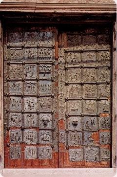 Bronsedørene med 900 år gamle paneler, som ble klinket sammen - 3 kunstnere utformet dem en gang på 1100-tallet. Foto: YukioSanjo / Wikipedia Verona, San Zeno, Arena, Piazza delle Erbe, Piazza Signori, Piazza Bra, Unescos liste over Verdensarven, romerriket, antikken, historiske bydeler, gamlebyen, Veneto, Nord-Italia, Italia
