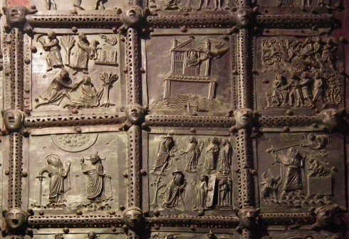 Basilica di San Zeno Maggiore er ikke minst kjent for sine unike bronsedører fra middelalderen - nesten 900 år gamle. Foto: Mattana / Wikipedia Verona, Basilica di San Zeno Maggiore Arena, Piazza delle Erbe, Piazza Signori, Piazza Bra, Unescos liste over Verdensarven, romerriket, antikken, historiske bydeler, gamlebyen, Veneto, Nord-Italia, Italia
