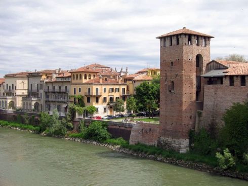 Castelvecchio er i dag et meget interessant museum - både hva angår samlingene og selve bygningsmassen fra middelalderen. Foto: Wolf Meusel / Wikipedia Verona, Castelvecchio, Arena, Piazza delle Erbe, Piazza Signori, Piazza Bra, Unescos liste over Verdensarven, romerriket, antikken, historiske bydeler, gamlebyen, Veneto, Nord-Italia, Italia