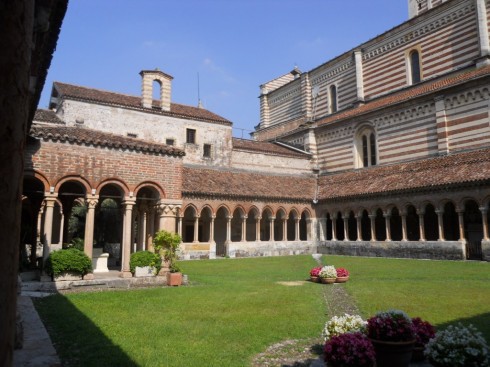 Basilica San Zeno Maggiore har en vakker klosterrundgang i både romansk og gotisk stil. Foto: Sokoljan / Wikipedia Verona, San Zeno, Arena, Piazza delle Erbe, Piazza Signori, Piazza Bra, Unescos liste over Verdensarven, romerriket, antikken, historiske bydeler, gamlebyen, Veneto, Nord-Italia, Italia