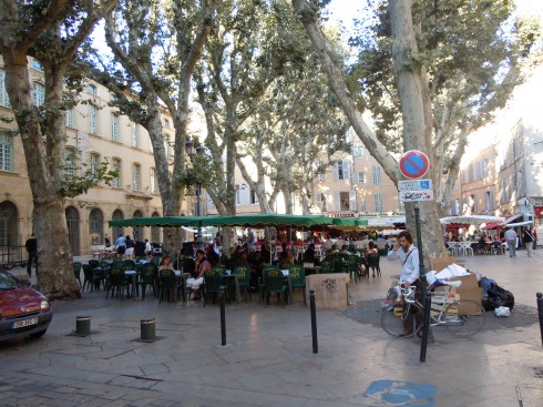 Cours Mirabeau er restaurantgaten fremfor noen i Aix-en-Provence, i tillegg til å ha tre av byens fineste fontener. Cours Mirabeau, Aix-en-Provence, Provence, Cote d'Azur, Sør-Frankrike, Frankrike