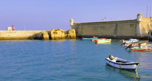 Festningsverkene i havnen ble sist gang oppgradert på 1600-tallet. De eldste murene er fra 700-tallet Lagos, Algarvekysten, Sør-Portugal, Portugal