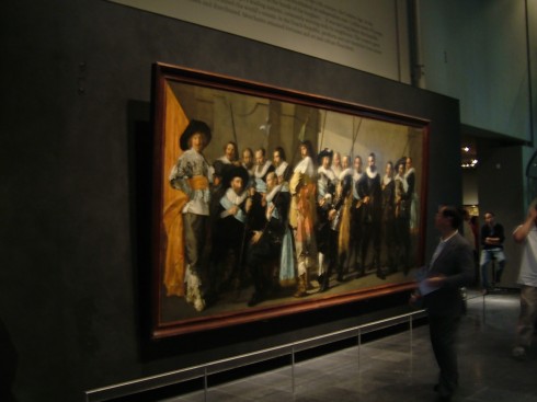 Barokkmesteren Rembrandt van Rijns maleri Nattevakten tiltrekker seg mange tilskuere, for å si det mildt. Foto: © reisdit.no Rijksmuseum, Rembrandt, Amsterdam, kanaler, Unescos liste over Verdensarven, Nederland