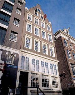 Bak denne anonyme fasaden finner du kirken i tre etasjer, On’s Lieve Heer Op Solder. Foto: © On’s Lieve Heer Op Solder Amsterdam, kanaler, middelalder, Anne Frank, Rijksmuseum, Van Gogh Museum, Hermitage, Unescos liste over Verdensarven, Holland, Nederland