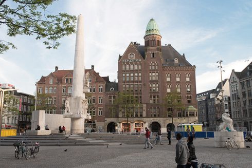 Fra plassen De Dam ved det kongelige palasset, ved hovedgaten Aveny Damrak. Foto: © NBTC Holland Marketing Amsterdam, kanaler, middelalder, Anne Frank, Rijksmuseum, Van Gogh Museum, Hermitage, Unescos liste over Verdensarven, Holland, Nederland