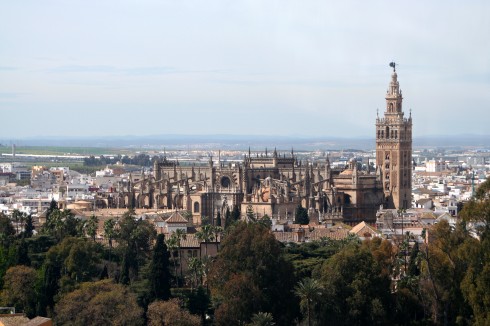 Den enorme femskipede katedralen med det klokketårnet Giralda, opprinnelig en minaret fra slutten av 1100-tallet. Giralda, Sevilla, Catedral de Santa María de la Sede, Guadalquivir, Unescos liste over Verdensarven, historisk bydel, gamleby, Andalucia, Spania