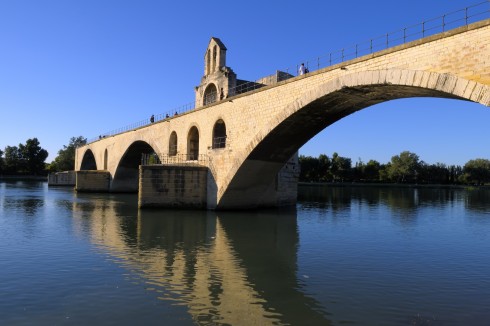 Broen Pont St.-Bénezét ble påbegynt i år 1177, men ødelagt i flom på 1600-tallet og aldri gjenoppbygd. Avignon, Unescos liste over Verdensarven, Pont St.-Bénezét, Pavepalasset, Vieux ville, gamlebyen, middelalder, Rhône, Sør-Frankrike, Frankrike