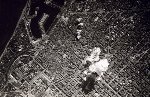 Det italienske flyvåpenet var så elskverdige at de i år 1938 hjalp fasciststyret med å bombe Eixample under borgerkrigen - de regelmessige bygårdene du ser nede til høyre på bildet. Kilde: Wikipedia Barcelona, Barrio Gotico, La Sagrada Familia, katalansk, Unescos liste over Verdensarven, Antoni Gaudi, Parc Guell, Catalunia, Spania