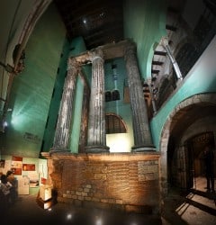 Fire av søylene etter Augustus-tempelet fra den første århundret etter Kr står ennå - i dag er det en del av Barcelonas historiske museum. Foto: Jesús Arpón / Wikipedia Barcelona, Templo de Augustus, Barrio Gotico, La Sagrada Familia, katalansk, Unescos liste over Verdensarven, Antoni Gaudi, Parc Guell, Catalunia, Spania