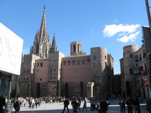 Det meste av de vertikale steinbygningene du ser foran katedralen var deler av den romerske bymuren, som ble forsterket i middelalderen. Foto: Yair Haklai / Wikipedia Barcelona, Barrio Gotico, La Sagrada Familia, katalansk, Unescos liste over Verdensarven, Antoni Gaudi, Parc Guell, Catalunia, Spania