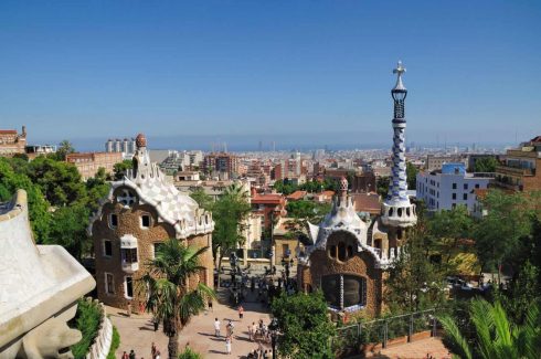 Parc Guell ser litt ut som an overpyntet pepperkakeby, men er faktisk anslaget til det som var ment å bli en hel by i Parc Guell Barcelona, Barrio Gotico, La Sagrada Familia, katalansk, Unescos liste over Verdensarven, Antoni Gaudi, Parc Guell, Catalunia, Spania