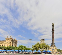 Columbusstøtten i Barcelonas havneområde - han peker mot Amerika. Har arrangeres det markeder. Columbusstøtten, Barcelona, katalansk, Unescos liste over Verdensarven, Antoni Gaudi, Guell, Catalunia, Spania