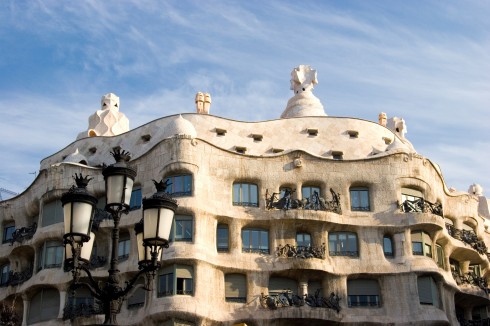 Gaudis Casa Milà ble bygget mellom år 1906 og 1920 og er i dag et museum åpent for publikum. Benytt anledningen når du er her. Gaudis Casa Milà, Barcelona, katalansk, Unescos liste over Verdensarven, Antoni Gaudi, Guell, Catalunia, Spania