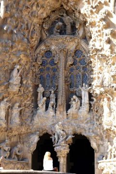 La Sagrada Familia - fra Gaudis opprinnelig utsmykkede østportal - dystert med naturalistiske skulpturer La Sagrada Familia, Barcelona, katalansk, Unescos liste over Verdensarven, Antoni Gaudi, Guell, Catalunia, Spania