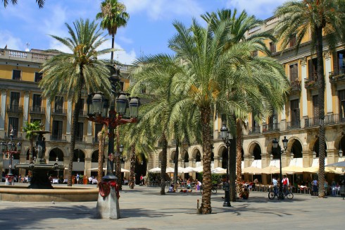 Plaza Reial har mange barer, restauranter og cafeer og ligger rett ved la Rambla mot den eldste bydelen, Barrio Gothico. Lampene her er designet av byens store sønn, arkitekten Antoni Gaudi. Plaza Reial, Barcelona, katalansk, Unescos liste over Verdensarven, Antoni Gaudi, Guell, Catalunia, Spania
