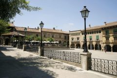 Poble Espanyol er en samling gammel spansk arkitektur som ble flyttet hit til Verdensutstillingen i 1929 Poble Espanyol, Barcelona, katalansk, Unescos liste over Verdensarven, Catalunia, Spania