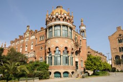 Hospital de la Santa Creu er i Art Noveau stil - eller modernisme som retningen også kalles innen spansk arkitektur Hospital de la Santa Creu, Art Noveau, Barcelona, katalansk, Unescos liste over Verdensarven, Antoni Gaudi, Guell, Catalunia, Spania