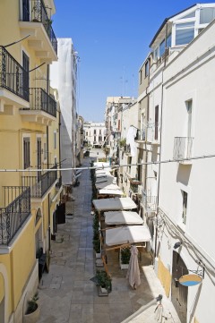 Bari - fra restaurantgaten Via de Manfredi som starter ved Piazza Mercantile og søylen med løven Bari, historisk bysenter, normannere, gourmet, gamleby, gotikken, romansk, renessansen, barokken, Puglia, Sør-Italia, Italia