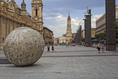 Zaragozas katedral, La Seo, ligger i den ene enden av Plaza Pilar, med Basilica Nuestra Senora del Pilar til venstre Plaza Pilar, La Seu, Basilica Nuestra Senora del Pilar, Zaragoza, Rio Ebro, Plaza del Pilar, Plaza César Augusto, Unescos liste over Verdensarven, historisk bydel, gamleby, Aragon, Madrid og innlandet, Spania