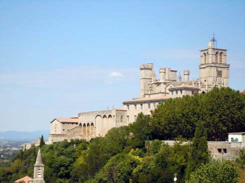 Béziers' Cathédrale St Nazaire er bygd som en festningskirke - katarenes siste skanse skulle det vise seg. Foto: © reisdit.no Cathédrale St Nazaire, Béziers, Languedoc, Sør-Frankrike, Frankrike