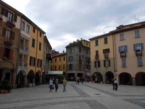 Bobbios piazza er byens viktigste møteplass, og definitivt et sted for mennesker. Foto: © ReisDit.no Bobbio, middelalder, Columban, Emilia Romagna, Nord-Italia, Italia