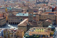 I hjertet av Bolognas historiske sentrum: Piazza Maggiore med Palazzo Comunale - tårnet midt på tilhører Palazzo del Podesta fra 1200-tallet Piazza Maggiore med Palazzo Comunale, Bologna, Unescos liste over Verdensarven, middelalderen, historiske bydeler, gamlebyen, Emilia-Romagna, Nord-Italia, Italia