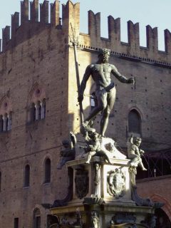 Neptun-fontenen fra år 1566 på Piazza del Nettuno, som grenser til Piazza Maggiore i hjertet av Bolognas historiske sentrum. Neptun-fontenen fra år 1566 på Piazza del Nettuno, Bologna, Unescos liste over Verdensarven, middelalderen, historiske bydeler, gamlebyen, Emilia-Romagna, Nord-Italia, Italia