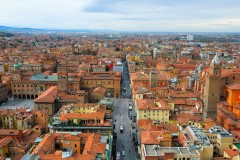 Bologna: Via Ugo Bassi midt på bildet krysser en annen hovedgate, Via dell' Indipendenza i hjertet av den historiske bydelen Via Ugo Bassi, Bologna, Unescos liste over Verdensarven, middelalderen, historiske bydeler, gamlebyen, Emilia-Romagna, Nord-Italia, Italia
