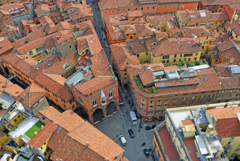 Piazza di Porta Ravegnana sett fra et av tårnene. Legg merke til den gotiske loggiaen fra 1200-tallet med et lite tårn på fasaden. Piazza di Porta Ravegnana, Bologna, Unescos liste over Verdensarven, middelalderen, historiske bydeler, gamlebyen, Emilia-Romagna, Nord-Italia, Italia