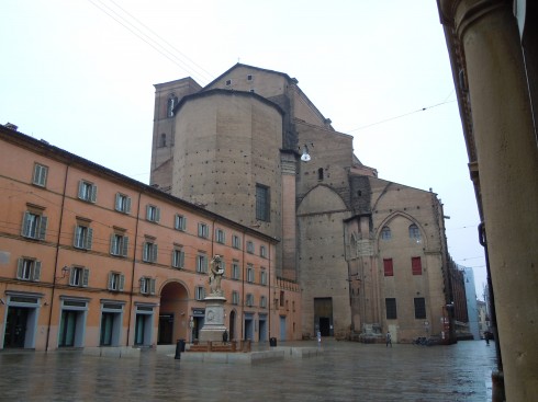 Basilica San Petrino sett fra inngangen til det arkeologiske museet i Bologna. Foto: © reisdit.no Bologna, Unescos liste over Verdensarven, middelalderen, historiske bydeler, gamlebyen, Emilia-Romagna, Nord-Italia, Italia