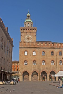 Bolognas Piazza Comunale fra 1200-tallet med klokketårnet - på plassene her er det flere serveringssteder Piazza Comunale, Bologna, Unescos liste over Verdensarven, middelalderen, historiske bydeler, gamlebyen, Emilia-Romagna, Nord-Italia, Italia