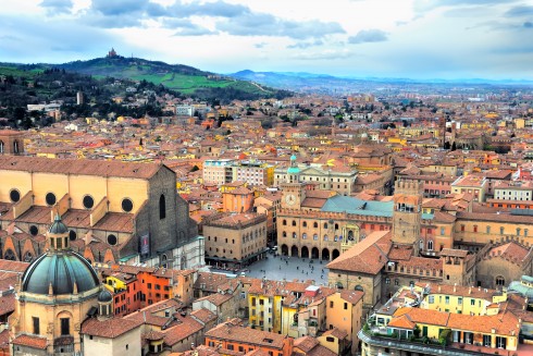 Piazza Maggiore med den store kirken Basilica di San Petrino til venstre og Palazzo Comunale midt i, med turistinformasjonen i arkaden. Piazza Maggiore, Bologna, Unescos liste over Verdensarven, middelalderen, historiske bydeler, gamlebyen, Emilia-Romagna, Nord-Italia, Italia