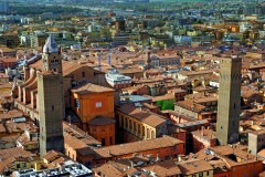 Nok en flott kirke, Metropolitana di San Pietro i Bologna, omgitt av et par drøye familie-prestisje-tårn fra middelalderen Metropolitana di San Pietro, Bologna, Unescos liste over Verdensarven, middelalderen, historiske bydeler, gamlebyen, Emilia-Romagna, Nord-Italia, Italia