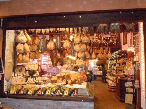 Ved Piazza Maggiore finner du et smug, Mercato di Mezzo med butikker som denne. Bologna er hovedstaden i Italias matkammer, Emilia-Romagna. Foto: © reisdit.no Mercato di Mezzo, Bologna, Unescos liste over Verdensarven, middelalderen, historiske bydeler, gamlebyen, Emilia-Romagna, Nord-Italia, Italia
