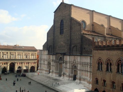 Fasaden til Basilica San Petrino vender ut mot Bolognas mest sentrale plass, Piazza Maggiore. Foto: Giovanni Dall'Orto / Wikipedia