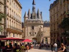 En fredet plett i vakre Bordeaux, ved byporten Porte Cailhau fra middelalderen. Foto: © reisdit.no Bordeaux, Medoc, Unescos liste over Verdensarven, Vieux ville, gamlebyen, middelalder, Sør-Frankrike, Frankrike