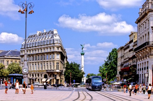Byens utmerkede trikk passerer Maison du Vin. Foto: Office de Tourisme de Bordeaux (Bordeaux Tourist Office) / F. Poincet Maison du Vin, Bordeaux, Medoc, Unescos liste over Verdensarven, Vieux ville, gamlebyen, middelalder, Sør-Frankrike, Frankrike