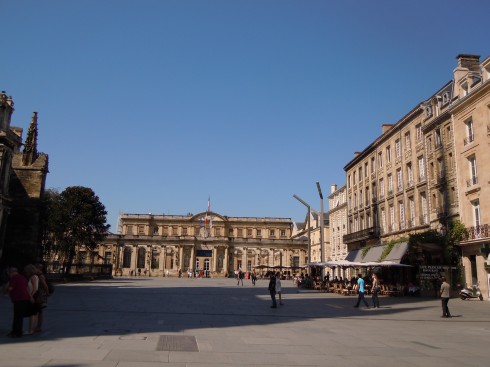 Hotel de Ville (rådhuset,) hvor Musée de Beau Arts holder til i nord- og sørfløyen, ligger sentralt i Bordeaux, ved Cathédrale St.-André. Foto: © reisdit.no Hotel de Ville, Musée de Beau Arts, Bordeaux, Medoc, Unescos liste over Verdensarven, Vieux ville, gamlebyen, middelalder, Sør-Frankrike, Frankrike