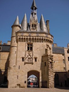 Den flotte byporten Porte Cailhau i Bordeaux leder ut til hovedgaten ved elven. Foto: © reisdit.no Bordeaux, Medoc, Unescos liste over Verdensarven, Vieux ville, gamlebyen, middelalder, Sør-Frankrike, Frankrike