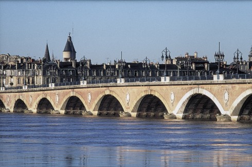 Pont de Pierre over elven Garonne. Foto: Office de Tourisme de Bordeaux (Bordeaux Tourist Office) / R. Cellier Bordeaux, Medoc, Unescos liste over Verdensarven, Vieux ville, gamlebyen, middelalder, Sør-Frankrike, Frankrike