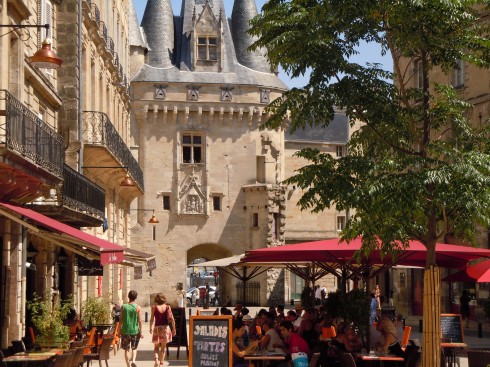 Bordeaux har mange trivelige plasser hvor man kan forfriske seg litt, her ved middelalderporten Porte Cailhau. Foto: © reisdit.no Bordeaux, Medoc, Unescos liste over Verdensarven, Vieux ville, gamlebyen, middelalder, Sør-Frankrike, Frankrike