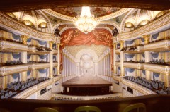 Scenen i storslåtte Grand Théâtre i Bordeaux. Foto: Office de Tourisme de Bordeaux (Bordeaux Tourist Office) / A. Kumurdjian