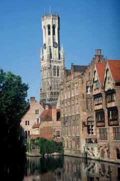 Ved kanalene i gamlebyen i Brugge er alltid et av byens tårn synlige - her tårnet Belfry - som tilhører rådhuset Brügge, kanaler, Markt, historisk, Unescos liste over Verdensarven, øl, bryggerier, gourmet, gamleby, gotikken, renessansen, barokken, Flandern, Belgia