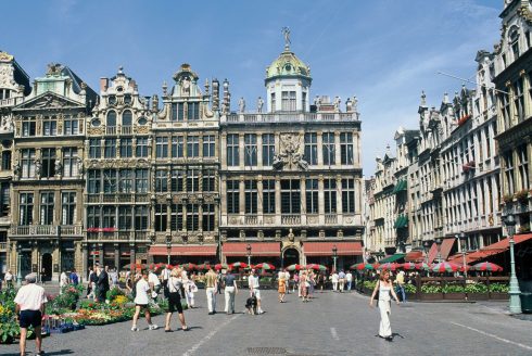 Brüssels Grand Place er storbyens sosiale møteplass, omgitt av flott arkitektur fra blant annet renessansen og barokken Brüssel, Grand Place, historisk, gamleby, renessansen, barokken, Flandern, Belgia