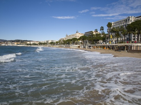Badestrendene her er lange, flotte og meget populære. Hotellene eier stranden nedenfor og serverer lunsj her på strandrestaurantene. Cannes Vieux ville, gamlebyen, middelalder, Sør-Frankrike, Frankrike