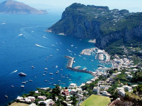 Capri er en underskjønn øy, som er ganske mye besøkt av turister - og det er lett å forstå hvorfor. Capri, Sør-Italia