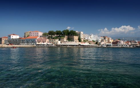 Du finner både restauranter og rester etter venetianske festningsmurer - også på den andre siden av havna. Chania, Khania, venetiansk havn, Hellas