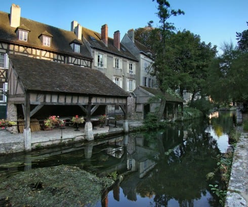 Ved elven Eure kan du se noen av de gamle vaskeriene fra middelalderen som er bevart. Foto: Tango 7174 / Wikipedia CC-BY-SA-3.0 Chartres, Vielle Ville, Cathedrale Notre dame de Chartres, Eure, Eure et Loire, Unescos liste over Verdensarven, Vest-Frankrike, Frankrike